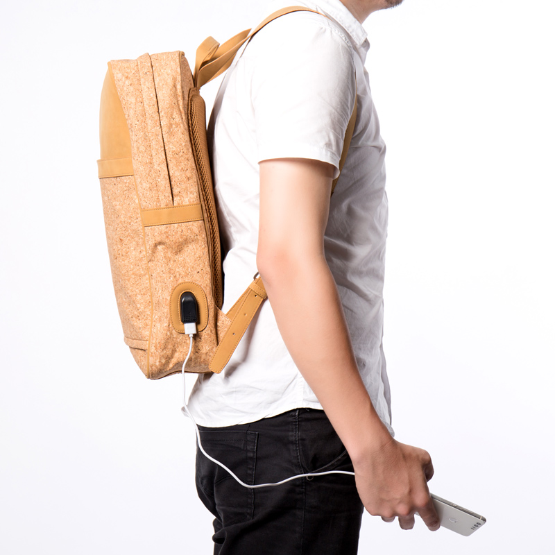 Descubra nuestra mochila para portátil de corcho vegano: delgada, duradera y antirrobo. Con puerto de carga USB y diseño resistente al agua